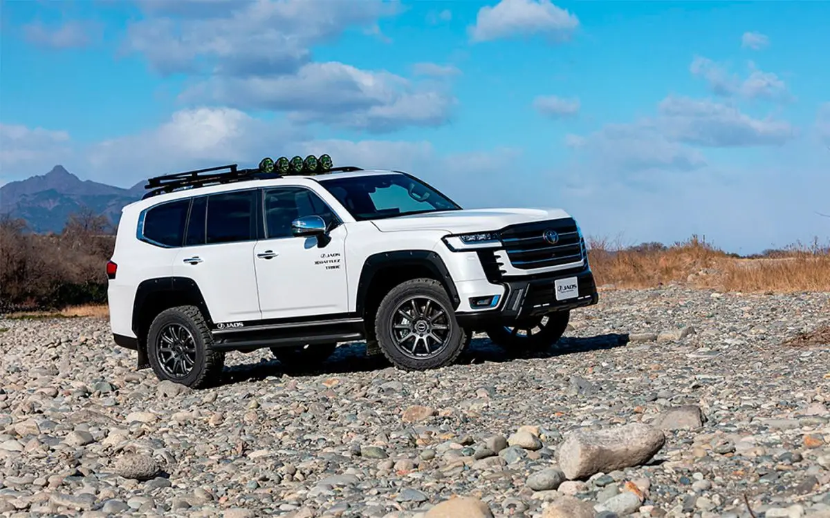 Discover a luxurious vehicle capable of conquering any terrain. Explore its impressive features, specs, and prices.